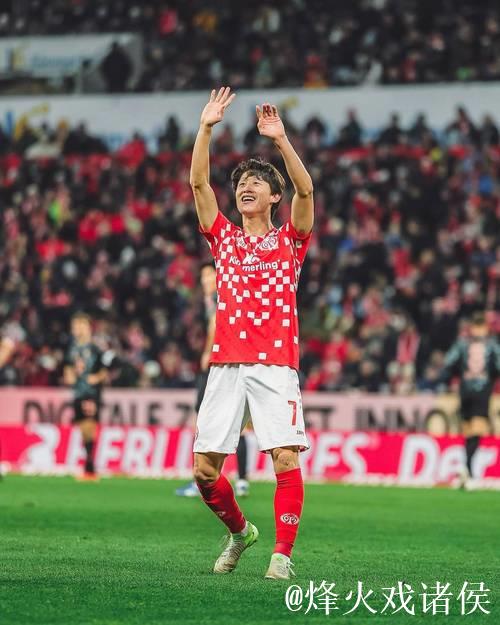 金玟哉与李在城互换球衣 金玟哉与李在城互换球衣